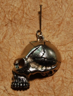Lebka z profilu - Amulet